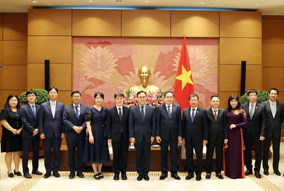 Chủ tịch Quốc hội Trần Thanh Mẫn và Đại sứ Hàn Quốc Choi Young Sam chụp ảnh chung với các đại biểu. (Ảnh: Thống Nhất/TTXVN)