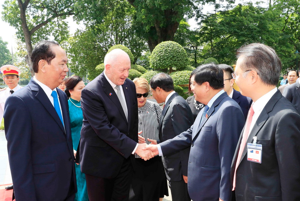 Chủ tịch nước Trần Đại Quang giới thiệu với Toàn quyền Australia Peter Cosgrove các quan chức Việt Nam tham dự lễ đón. (Ảnh: Nhan Sáng/TTXVN)