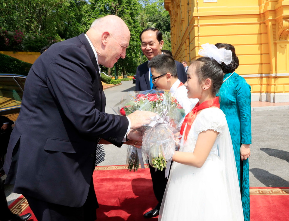 Thiếu nhi Hà Nội tặng hoa chào mừng Toàn quyền Australia Peter Cosgrove và Phu nhân đến thăm Việt Nam. (Ảnh: Nhan Sáng/TTXVN)