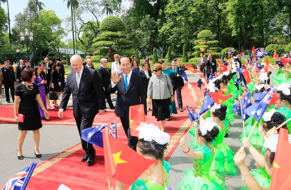 Thiếu nhi Hà Nội vẫy cờ hai nước, chào mừng Toàn quyền Australia Peter Cosgrove và Phu nhân đến thăm Việt Nam. (Ảnh: Nhan Sáng/TTXVN)