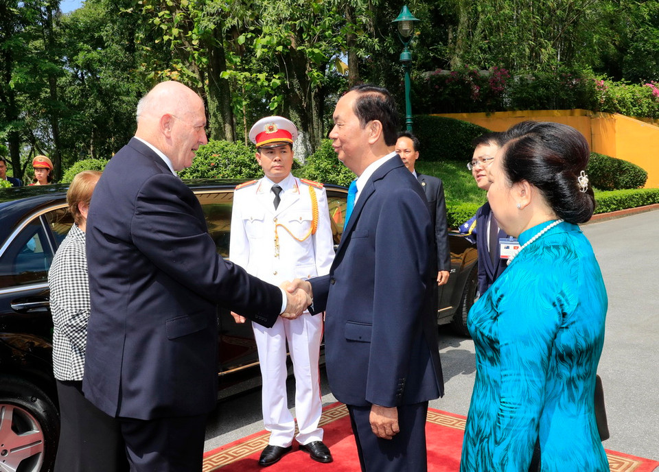  Chủ tịch nước Trần Đại Quang và Phu nhân đón Toàn quyền Australia Peter Cosgrove và Phu nhân. (Ảnh: Nhan Sáng/TTXVN)