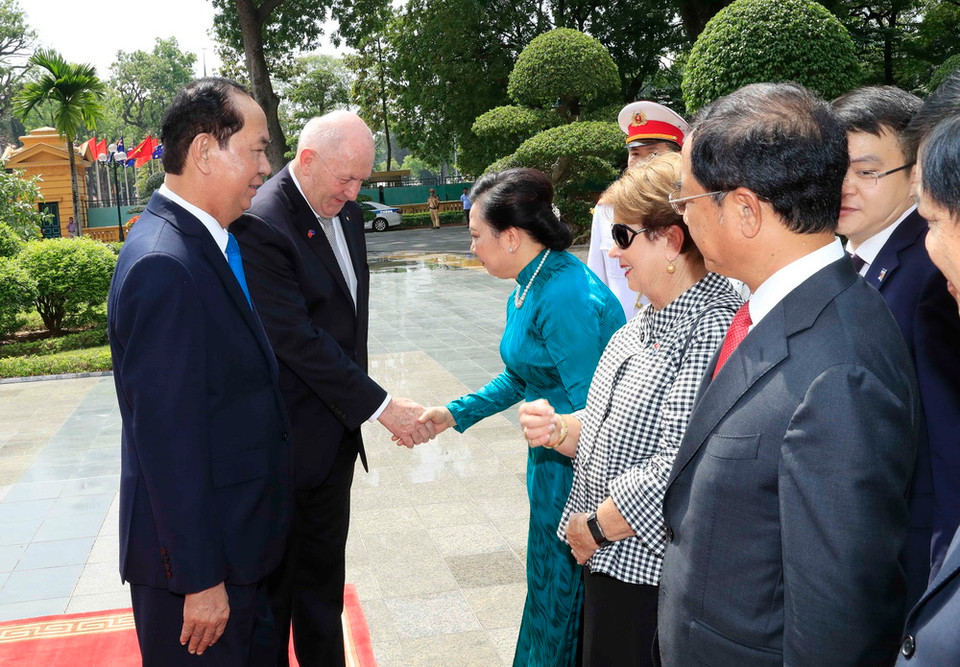 Toàn quyền Australia Peter Cosgrove bắt tay Phu nhân Chủ tịch nước Trần Đại Quang, bà Nguyễn Thị Hiền. (Ảnh: Nhan Sáng/TTXVN)