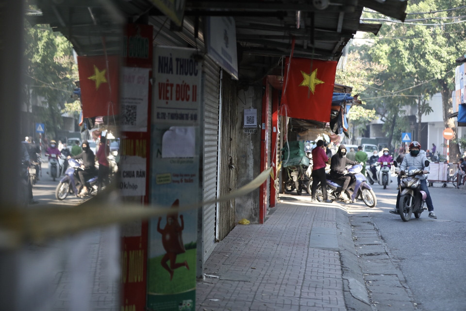 Nhiều cửa hàng, kiot ở ngõ 71A thuộc phố Nguyễn Công Trứ, phường Phố Huế, quận Hai Bà Trưng phải đóng cửa, tạm dừng kinh doanh cho đến khi có thông báo mới. (Ảnh: Minh Quyết/TTXVN)