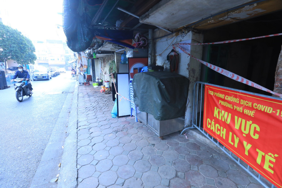 Tại các khu vực phong tỏa tại chợ Nguyễn Công Trứ, phường Phố Huế, quận Hai Bà Trưng mọi hoạt động kinh doanh đều tạm dừng. (Ảnh: Tuấn Anh/TTXVN)