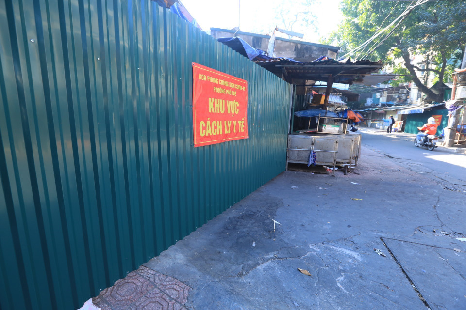 Các khu vực phong tỏa, cách ly được dựng bằng rào cứng tại phường Phố Huế, quận Hai Bà Trưng. (Ảnh: Tuấn Anh/TTXVN)
