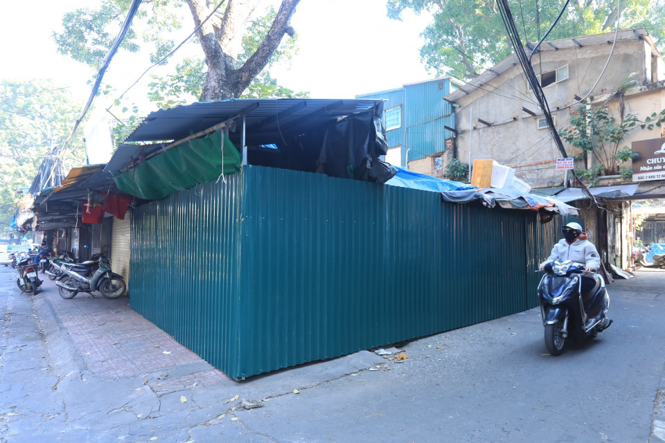 Các khu vực phong tỏa, cách ly được dựng bằng rào cứng tại phường Phố Huế, quận Hai Bà Trưng. (Ảnh: Tuấn Anh/TTXVN)