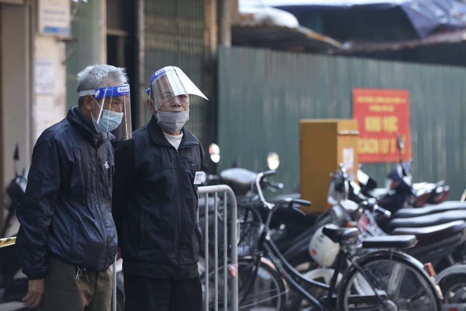 Thành viên Hội cựu chiến binh phường Phố Huế, quận Hai Bà Trưng tham gia trực chốt tại ngõ 71A phố Nguyễn Công Trứ (phường Phố Huế). (Ảnh: Minh Quyết/TTXVN)