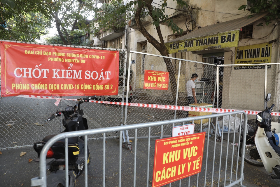 Phố Vũ Hữu Lợi (phường Nguyễn Du, quận Hai Bà Trưng) được cách ly y tế đã hơn 10 ngày nay khi nơi đây phát hiện nhiều ca F0 ngày 16/11/2021. (Ảnh: Minh Quyết/TTXVN)