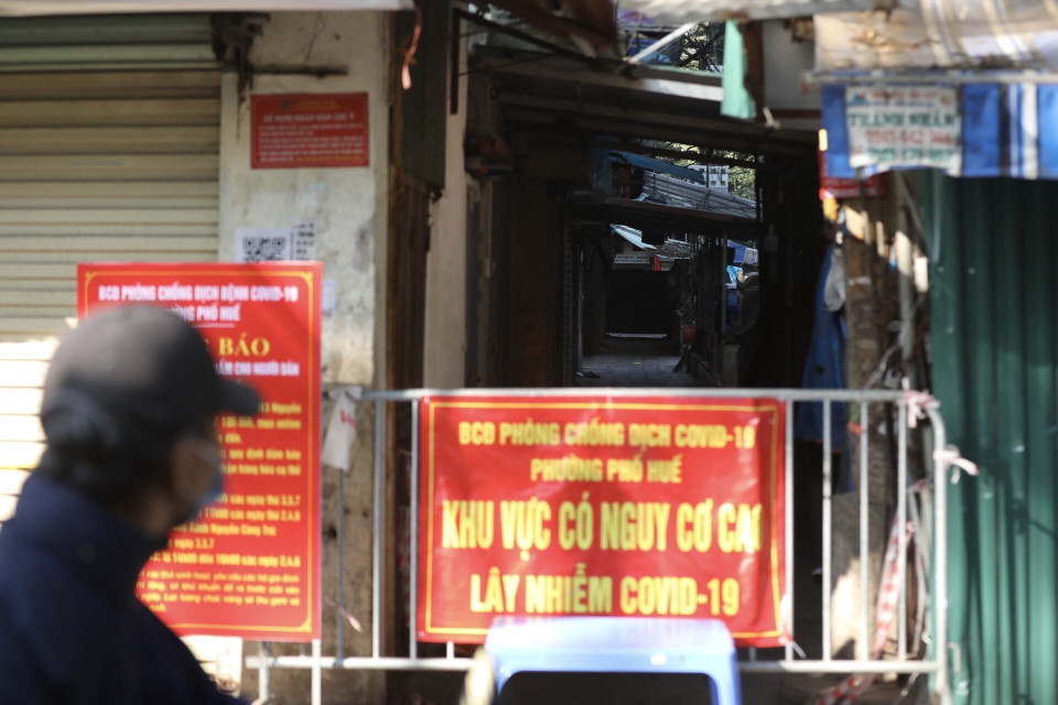 Lực lượng chức năng lập hàng rào tạm thời phong toả nhiều con ngõ thuộc phố Nguyễn Công Trứ (phường Phố Huế, quận Hai Bà Trưng) khi phát hiện nhiều ca F0 tại khu tập thể Nguyễn Công Trứ, quận Hai Bà Trưng. (Ảnh: Minh Quyết/TTXVN)