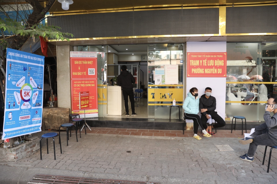 Trạm y tế lưu động phường Nguyễn Du, quận Hai Bà Trưng phục vụ công tác phòng, chống dịch COVID-19 luôn sẵn sàng khi có tình huống cấp thiết. (Ảnh: Minh Quyết/TTXVN)