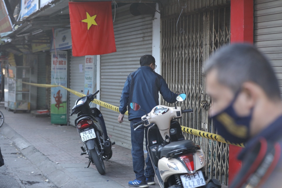 Nhiều cửa hàng, kiot ở ngõ 71A thuộc phố Nguyễn Công Trứ, phường Phố Huế, quận Hai Bà Trưng phải đóng cửa, tạm dừng kinh doanh cho đến khi có thông báo mới. (Ảnh: Minh Quyết/TTXVN)