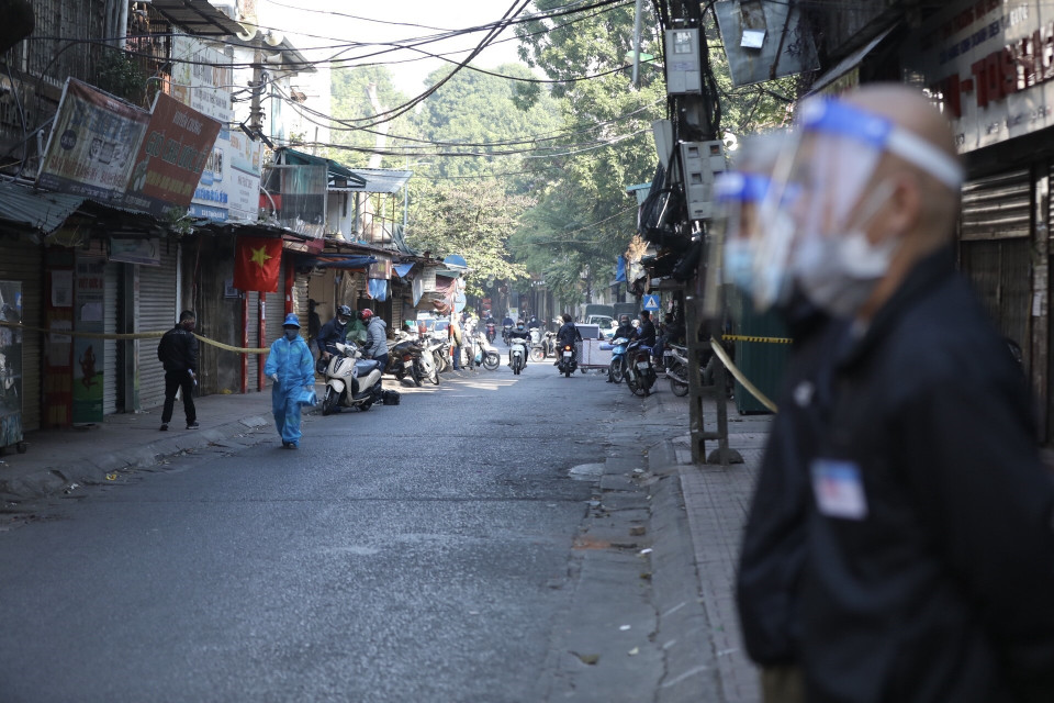 Ủy ban Nhân dân phường Phố Huế, quận Hai Bà Trưng đã ban hành quyết định cách ly y tế đối với toàn bộ người dân sống tại các dãy nhà H3, H4, H5, B1 tập thể Nguyễn Công Trứ và toàn bộ khu vực chợ xanh Nguyễn Công Trứ, các kiot tại đường ngang II, các kiot tại chợ đồ điện đường ngang I. (Ảnh: Minh Quyết/TTXVN)