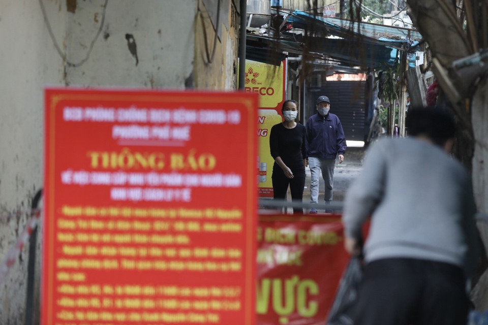 Lực lượng chức năng lập hàng rào tạm thời phong toả nhiều con ngõ thuộc phố Nguyễn Công Trứ, phường Phố Huế, quận Hai Bà Trưng. Người dân được yêu cầu không được rời khỏi nơi cư trú cho tới khi có thông báo mới. (Ảnh: Minh Quyết/TTXVN)