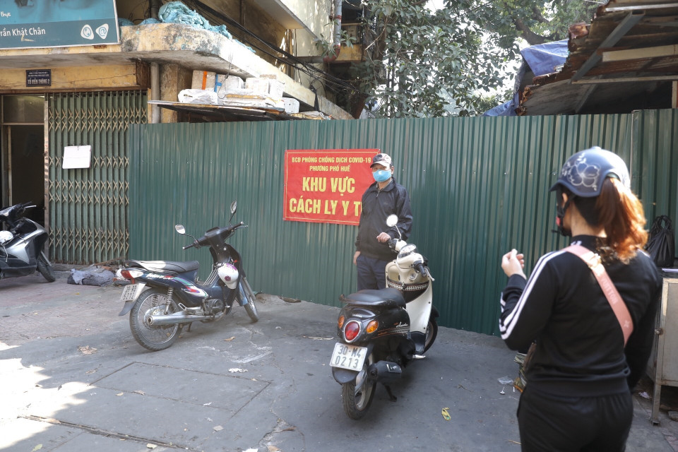 Lực lượng chức năng phường Phố Huế, quận Hai Bà Trưng lập chốt, hạn chế người dân ra vào khu tập thể Nguyễn Công Trứ để phòng, chống dịch bệnh COVID-19. (Ảnh: Minh Quyết/TTXVN)