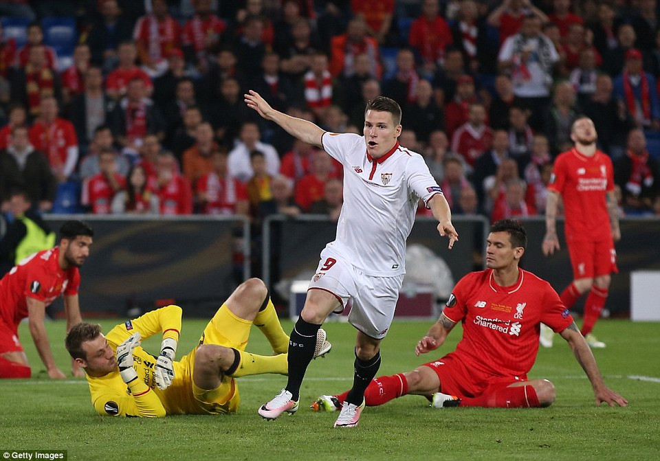 Người lập công ở đầu hiệp 2 cho nhà đương kim vô địch là Gameiro.