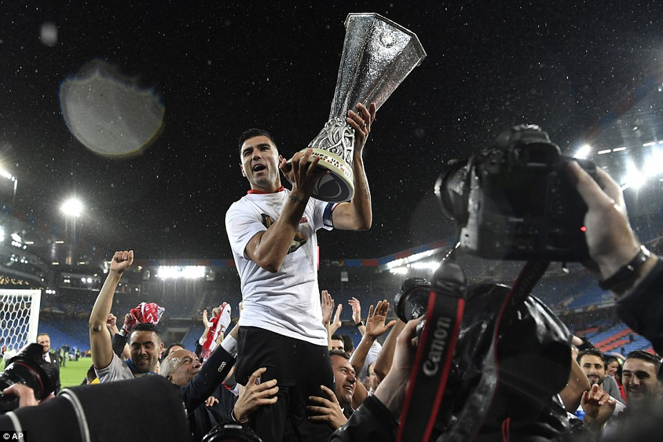 Sevilla hân hoan nâng chiếc cúp thứ 3 liên tiếp và là thứ 5 trong lịch sử đội bóng.