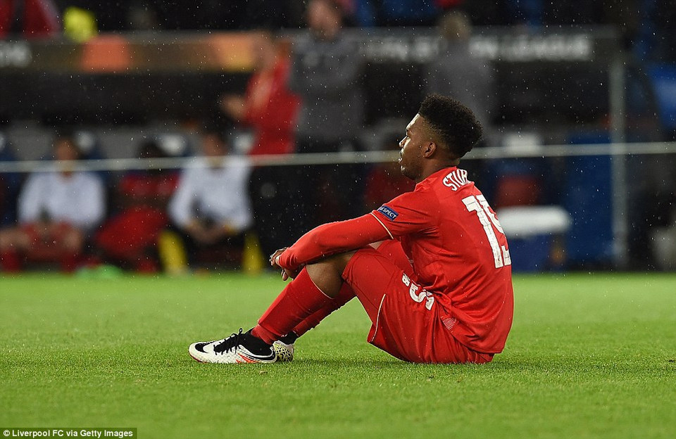 Sturridge buồn bã khi đội nhà thất bại.