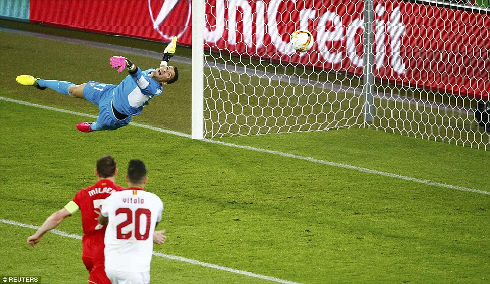 ....bằng một cú vỉa má ngoài đẹp mắt