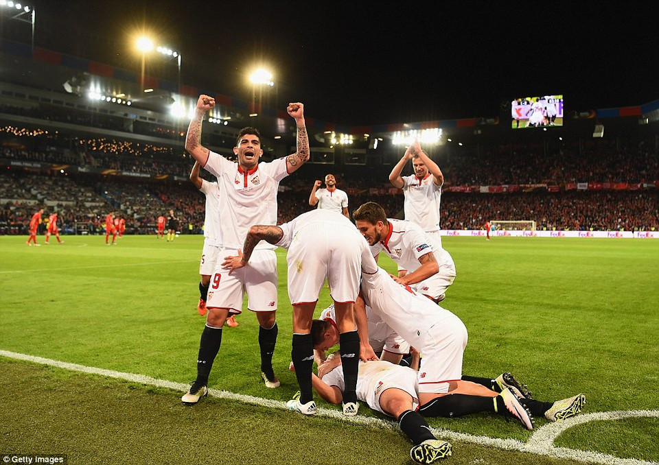 ...giúp Sevilla dẫn ngược 2-1.