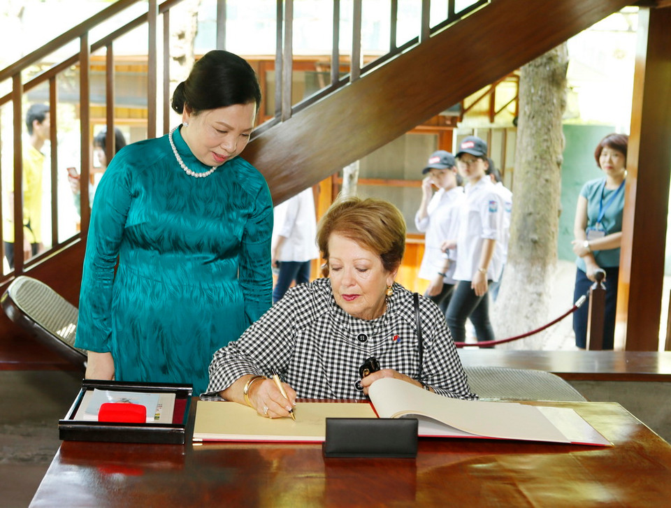 Bà Lynne Cosgrove, Phu nhân Toàn quyền Australia Peter Cosgrove ghi sổ lưu niệm tại nhà sàn Bác Hồ. (Ảnh: Lâm Khánh/TTXVN)