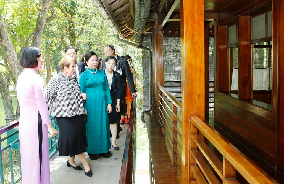 Bà Nguyễn Thị Hiền, Phu nhân Chủ tịch nước Trần Đại Quang cùng bà Lynne Cosgrove, Phu nhân Toàn quyền Australia Peter Cosgrove tham quan nhà sàn Bác Hồ. (Ảnh: Lâm Khánh/TTXVN)