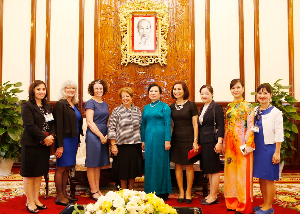 Bà Nguyễn Thị Hiền, Phu nhân Chủ tịch nước Trần Đại Quang tiếp bà Lynne Cosgrove, Phu nhân Toàn quyền Australia Peter Cosgrove. (Ảnh: Lâm Khánh/TTXVN)