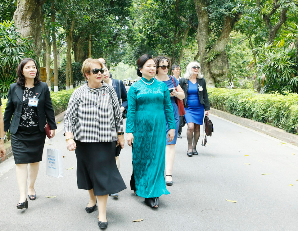 Bà Nguyễn Thị Hiền, Phu nhân Chủ tịch nước Trần Đại Quang và bà Lynne Cosgrove, Phu nhân Toàn quyền Australia Peter Cosgrove trên đường Xoài trong Khu di tích Chủ tịch Hồ Chí Minh. (Ảnh: Lâm Khánh/TTXVN)