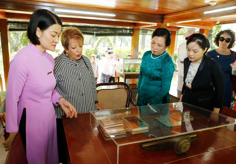 Bà Nguyễn Thị Hiền, Phu nhân Chủ tịch nước Trần Đại Quang và bà Lynne Cosgrove, Phu nhân Toàn quyền Australia Peter Cosgrove tham quan nhà sàn Bác Hồ. (Ảnh: Lâm Khánh/TTXVN)