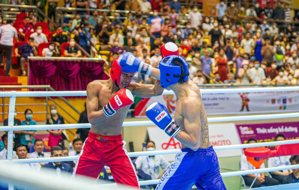  Vận động viên Nguyễn Xuân Phương (Việt Nam, xanh) đấu với Arunno Sivapan (Thái Lan, đỏ). (Ảnh: Phạm Tuấn Anh/TTXVN)