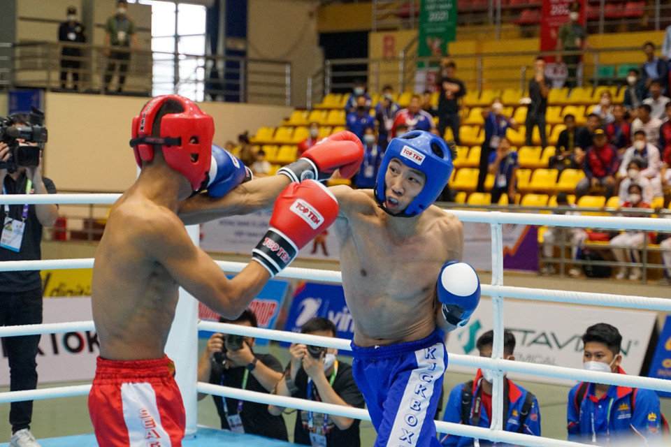 Vận động viên Nguyễn Xuân Phương (Việt Nam, xanh) đấu với Arunno Sivapan (Thái Lan, đỏ). (Ảnh: Khánh Hòa/TTXVN)