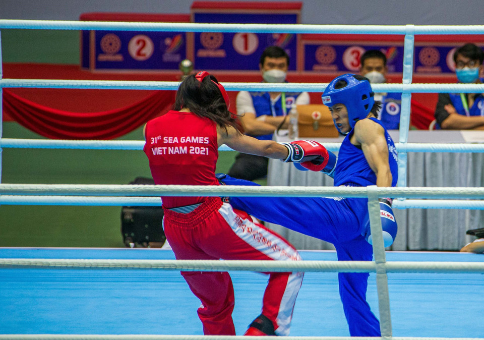 Nguyễn Thị Hằng Nga (Việt Nam, xanh) tấn công áp đảo Teo Vireen (Malaysia, đỏ) hạng 48kg. (Ảnh: Phạm Tuấn Anh/TTXVN)(Ảnh: Khánh Hòa/TTXVN)