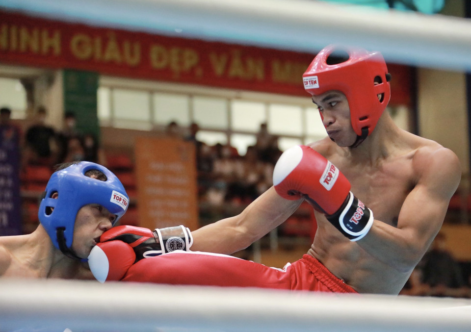 Vận động viên Esteban Jomar Balangui (Philippines, mũ đỏ) đấu với Toch Rachhan (Campuchia, xanh). (Ảnh: Hoàng Hiếu/TTXVN)