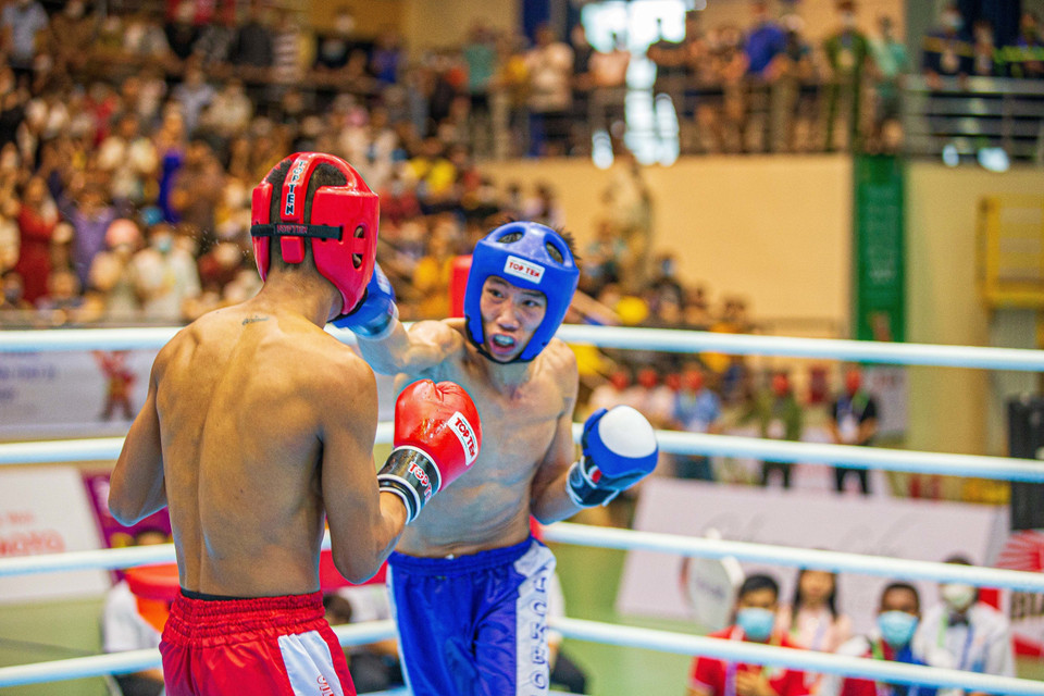 Vận động viên Nguyễn Xuân Phương (Việt Nam, xanh) đấu với Arunno Sivapan(Thái Lan, đỏ). (Ảnh: Phạm Tuấn Anh/TTXVN)