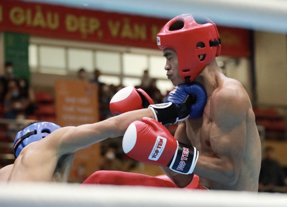 Vận động viên Esteban Jomar Balangui (Philippines, mũ đỏ) đấu với Toch Rachhan (Campuchia, xanh). (Ảnh: Hoàng Hiếu/TTXVN)