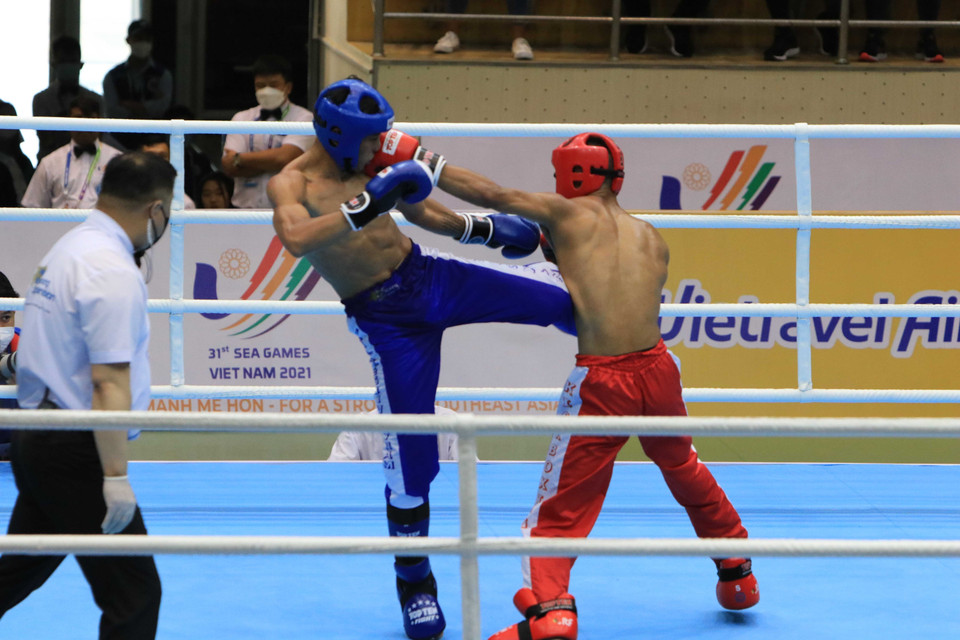 Vận động viên Esteban Jomar_Balangui của Philippines (mũ đỏ) và vận động viên Toch Tachhan của Campuchia (mũ xanh) thi đấu. (Ảnh: Đinh Văn Nhiều/TTXVN)