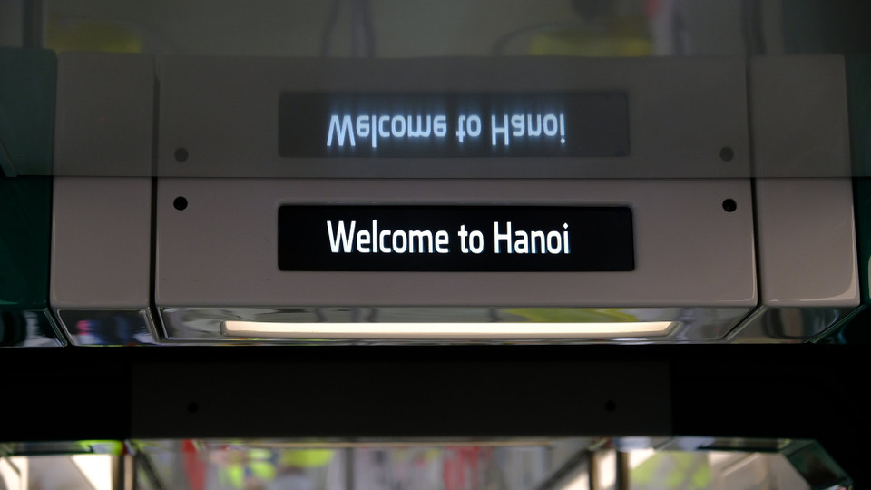 Trước cửa vào mỗi toa có hệ thống thông tin chào mừng hành khách đi tàu metro Nhổn-ga Hà Nội. (Ảnh: MRB cung cấp)