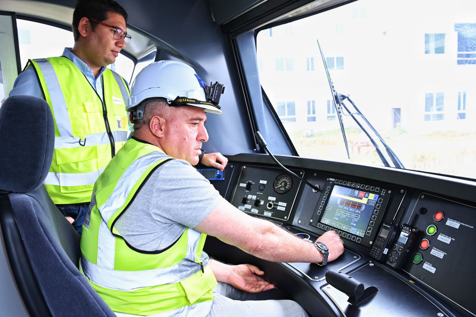 Lái tàu Mustapha Mdjkoune thuộc công ty Alstom (Pháp) là người đầu tiên được lái đoàn tàu của tuyến metro Nhổn-ga Hà Nội. (Ảnh: MRB cung cấp)