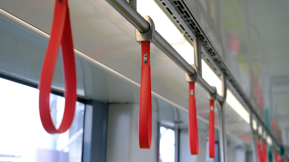 Tay nắm cho hành khách đi trên metro Nhổn-ga Hà Nội. (Ảnh: MRB cung cấp)
