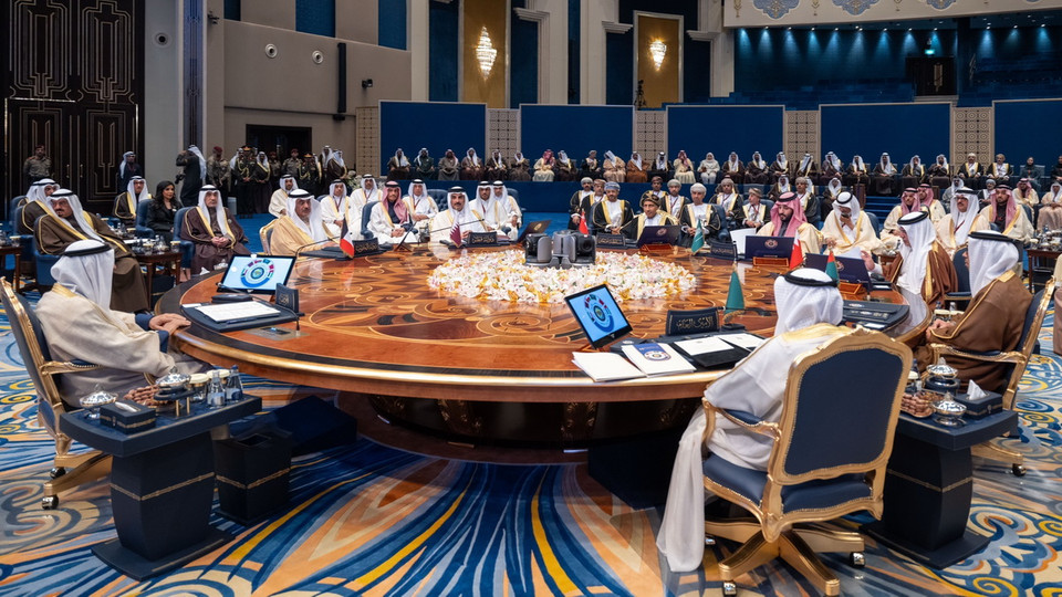 Lãnh đạo các quốc gia thuộc Hội đồng Hợp tác các nước Vùng Vịnh (GCC) ngày 1/12/2024 kêu gọi chấm dứt xung đột tại Dải Gaza, việc cưỡng bức người Palestine di dời tại dải đất này cũng như sự chiếm đóng đối với các vùng lãnh thổ của Palestine. Trong ảnh: Toàn cảnh phiên họp lần thứ 45 của Hội đồng Tối cao GCC tại Kuwait City, Kuwait, ngày 1/12/2024. (Ảnh: AA/TTXVN)