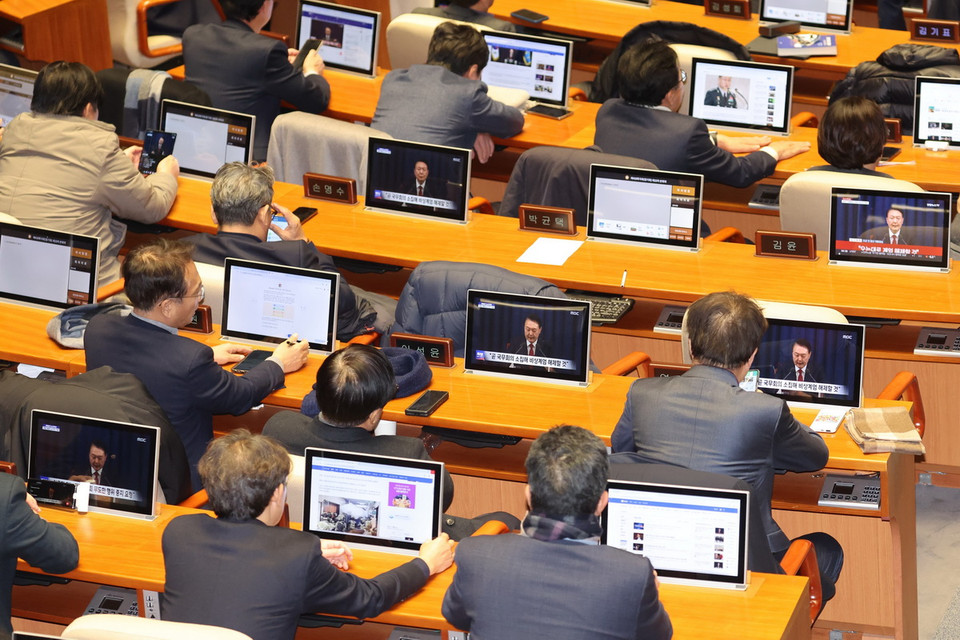 Ngày 4/12/2024, Quốc hội Hàn Quốc đã thông qua nghị quyết yêu cầu dỡ bỏ lệnh thiết quân luật do Tổng thống Yoon Suk-yeol ban bố vào tối 3/12. Phiên họp toàn thể của Quốc hội Hàn Quốc có sự tham dự của 190 nghị sỹ thuộc đảng cầm quyền và đảng đối lập. Kết quả 100% nghị sỹ có mặt đã nhất trí tán thành yêu cầu dỡ bỏ thiết quân luật. (Ảnh: Yonhap/TTXVN)