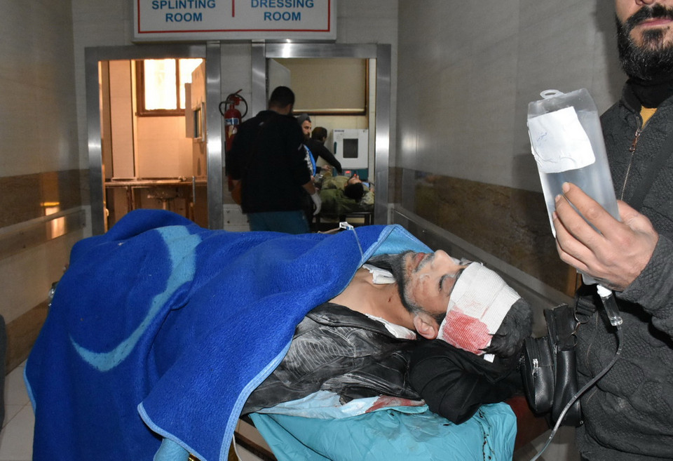 Ngày 2/12/2024, Tổ chức Giám sát Nhân quyền Syria (SOHR) cho biết số người thiệt mạng trong những ngày giao tranh ở miền Bắc Syria, kể từ khi phiến quân phát động một cuộc tấn công lớn, đã tăng lên 514 người, trong đó có 92 dân thường. Trong ảnh: Người dân bị thương sau cuộc tấn công của phiến quân tại thành phố Aleppo, Syria ngày 29/11/2024. (Ảnh: THX/TTXVN)