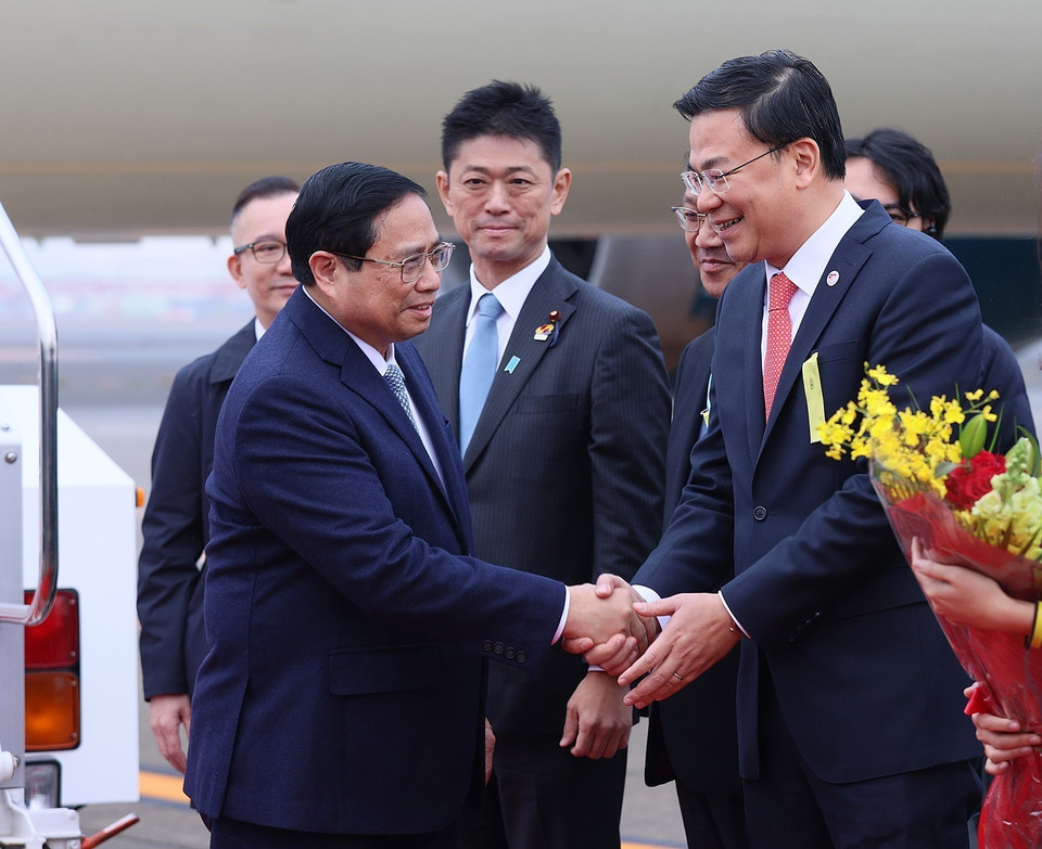 Đại sứ Việt Nam tại Nhật Bản Phạm Quang Hiệu đón Thủ tướng Phạm Minh Chính tại sân bay Haneda, Tokyo. (Ảnh: Dương Giang/TTXVN)