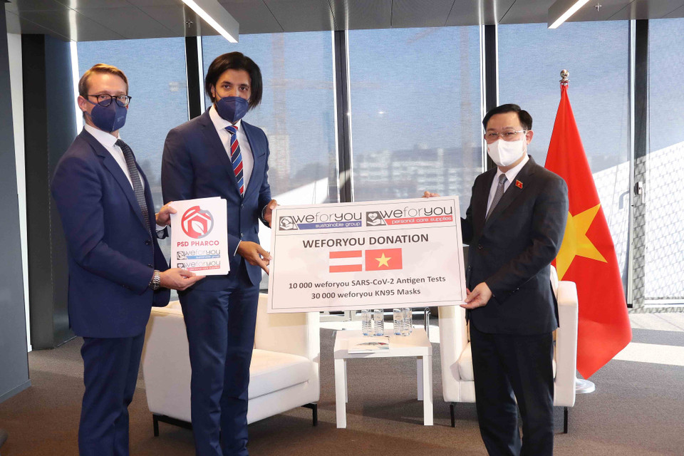 Chủ tịch Quốc hội Vương Đình Huệ tiếp nhận thiết bị y tế của ông Armin Amirpanah, Tổng Giám đốc Tập đoàn WEFORYOU. (Ảnh: Doãn Tấn/TTXVN)