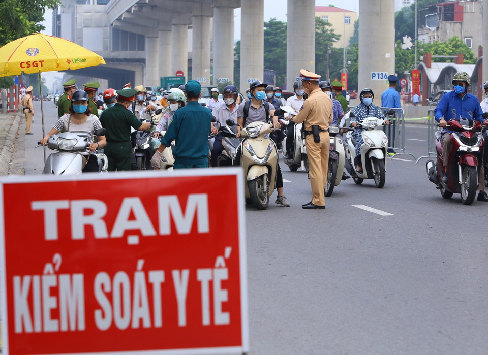 Do tăng thêm nhân lực và phân luồng từ xa, nên tại chốt Cầu Diễn sáng 7/9 không còn cảnh ùn, tắc cục bộ. (Ảnh: Hoàng Hiếu/TTXVN)