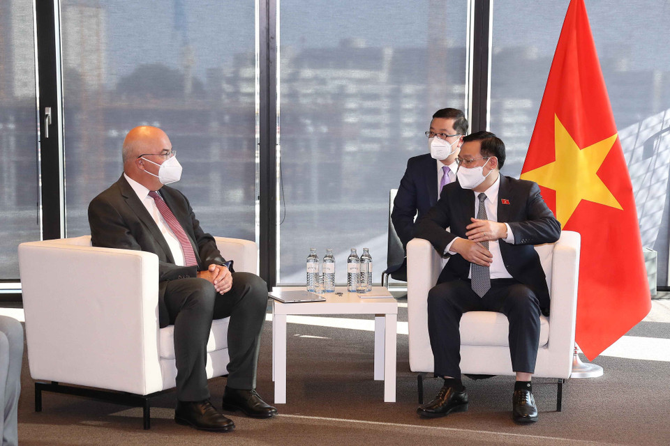 Chủ tịch Quốc hội Vương Đình Huệ tiếp Giáo sư, tiến sỹ Karl C. Ennsfellner, Giám đốc điều hành Đại học Khoa học Ứng dụng IMC Krems, Cộng hòa Áo. (Ảnh: Doãn Tấn/TTXVN)