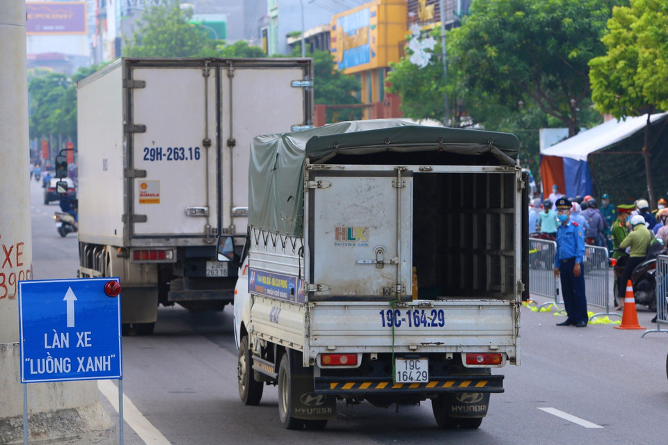 Phân luồng giúp cho xe luồng xanh qua chốt thuận lợi. (Ảnh: Hoàng Hiếu/TTXVN)