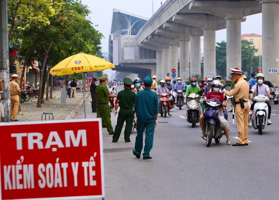 Chốt kiểm dịch COVID-19 trên đường Cầu Diễn sáng 7/9. (Ảnh: Hoàng Hiếu/TTXVN)