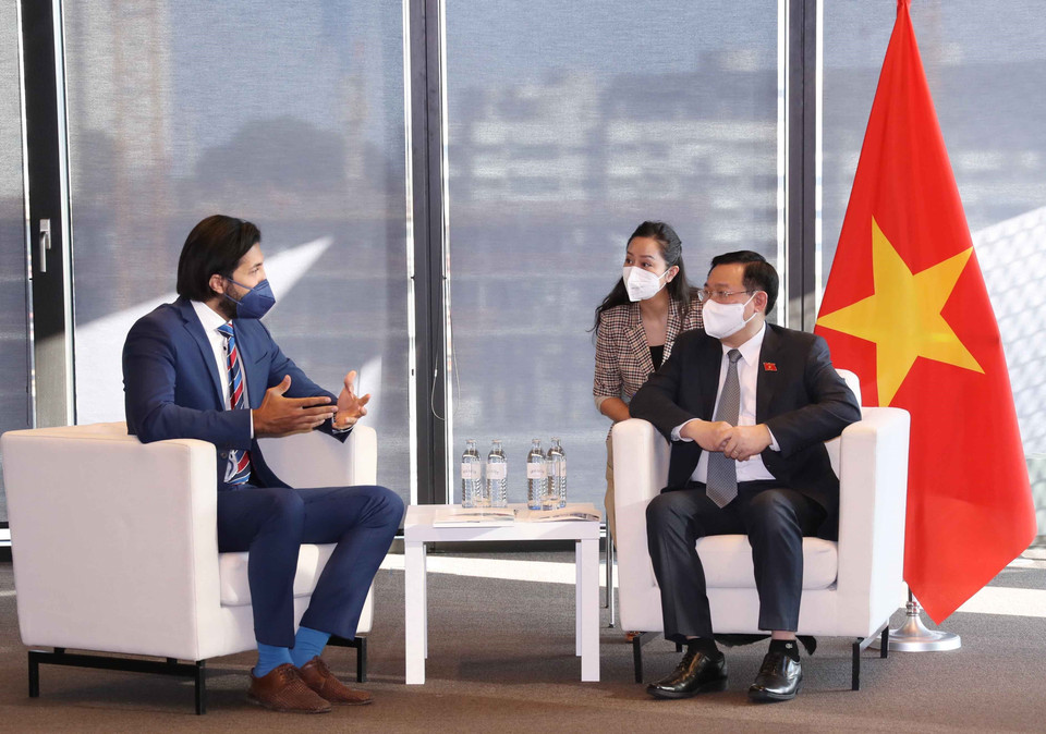 Chủ tịch Quốc hội Vương Đình Huệ tiếp ông Armin Amirpanah, Tổng Giám đốc Tập đoàn WEFORYOU. (Ảnh: Doãn Tấn/TTXVN)