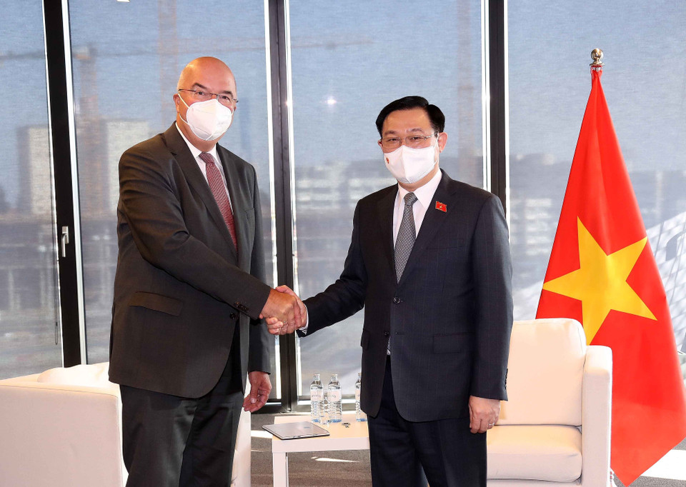 Chủ tịch Quốc hội Vương Đình Huệ tiếp Giáo sư, tiến sỹ Karl C. Ennsfellner, Giám đốc điều hành Đại học Khoa học Ứng dụng IMC Krems, Cộng hòa Áo. (Ảnh: Doãn Tấn/TTXVN)