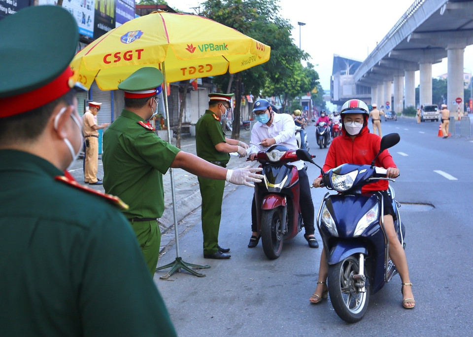 Kiểm tra, kiểm soát tại Chốt Cầu Diễn sáng 7/9. (Ảnh: Hoàng Hiếu/TTXVN)
